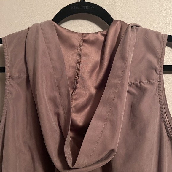 Poetry Vest lightweight brown. Front pockets and hoddie mocha mousse - Picture 7 of 7